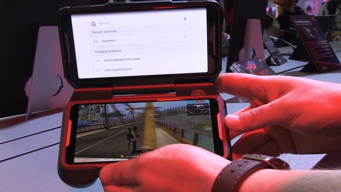 Handheld-Zubehör. Das Smartphone ist im oberen Teil. (Bild: Klaus Bardenhagen)